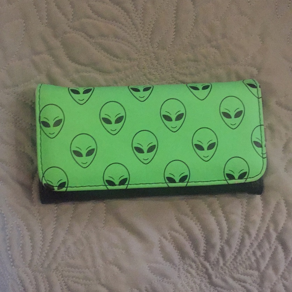 Hot Topic Alien Wallet